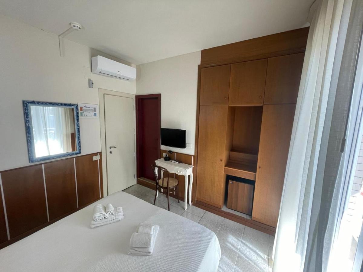Hotel Metropol Песаро Екстериор снимка