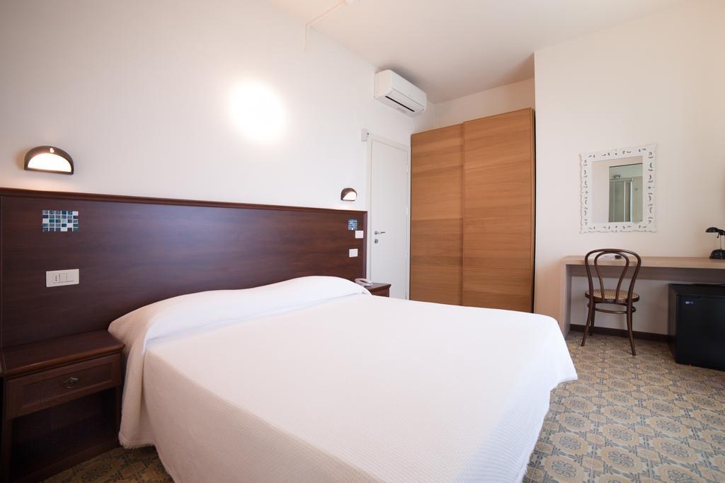 Hotel Metropol Песаро Екстериор снимка