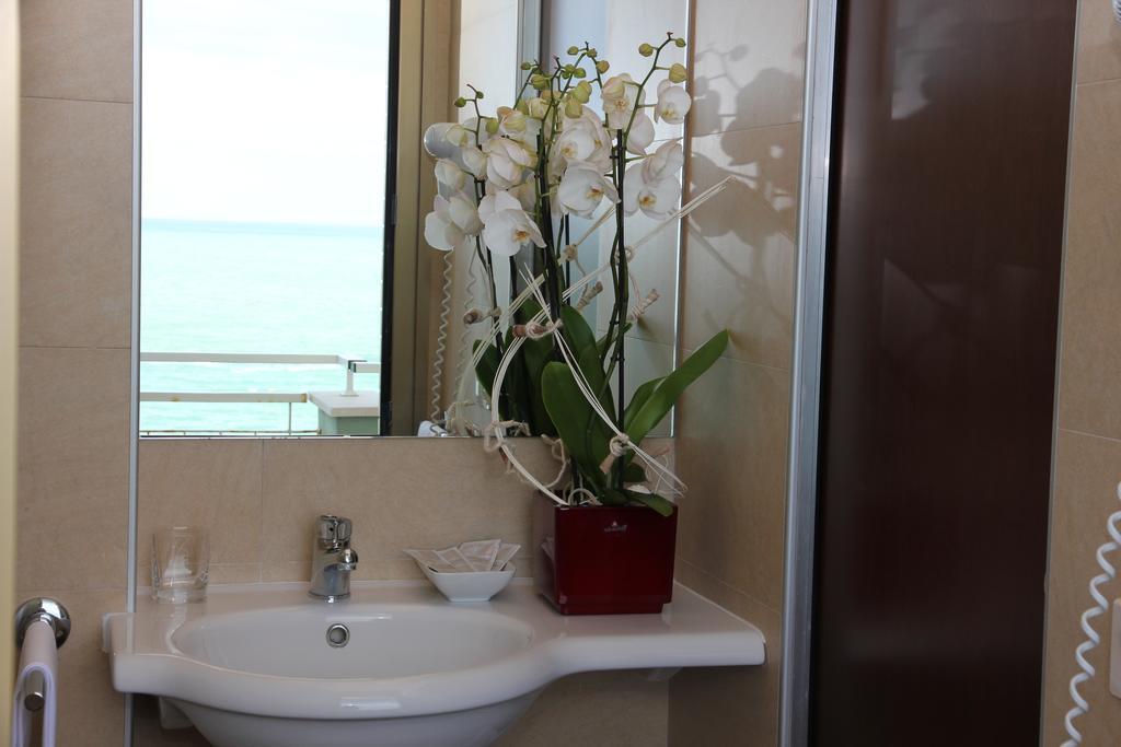 Hotel Metropol Песаро Екстериор снимка